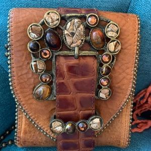 Leatherock brand. Vintage in amazing condition. Measurements: 5” W by 6” L.